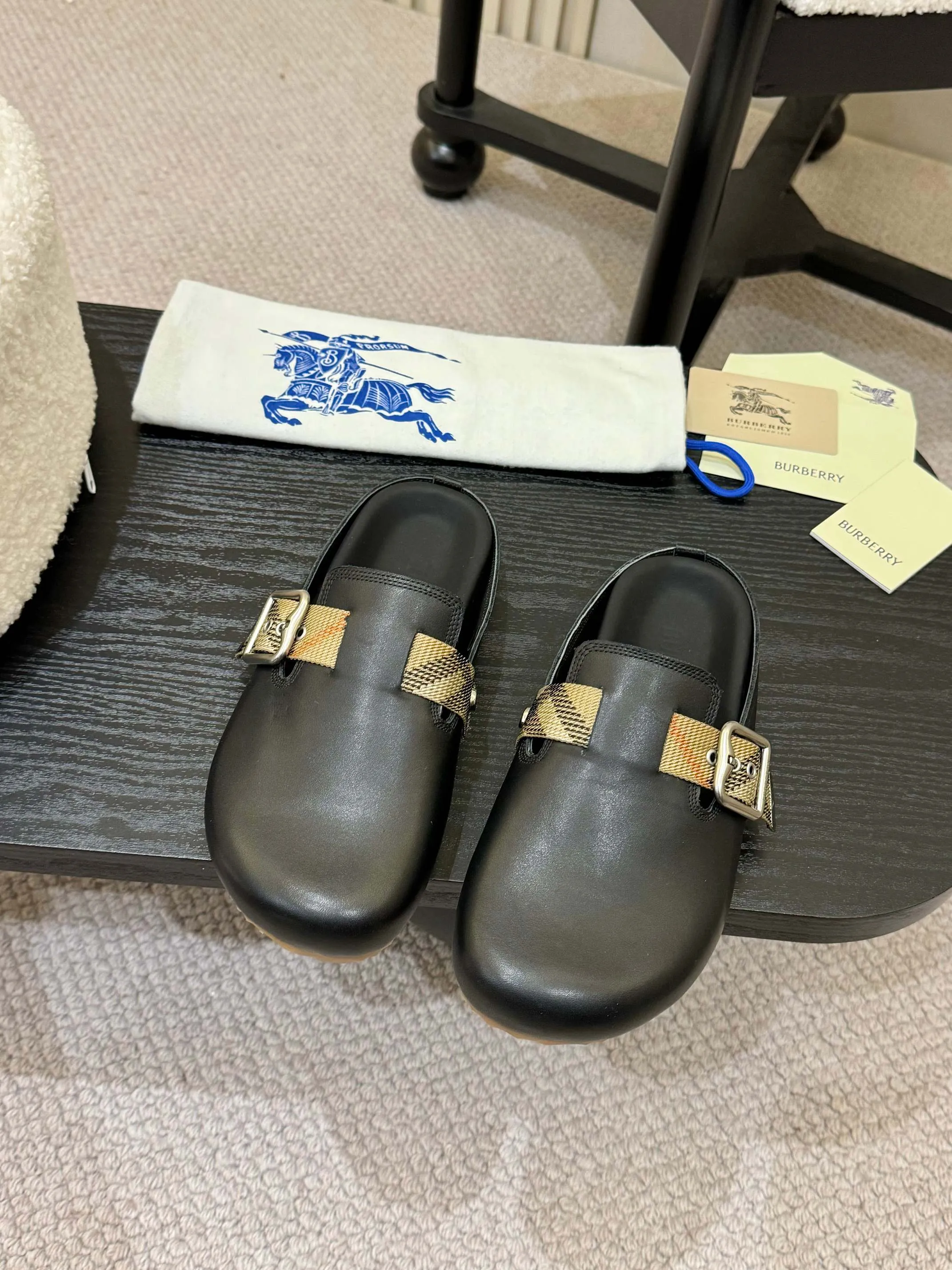 Men's shoes 💰560 Burberry's 2025 popular Birkenstock slippers are released, made of soft suede fabric and refined in Italian workshops. Featuring an embossed plaid pattern and an embossed sole embellished with the archive brand's logo. Features an adjustable B-shaped buckle strap and is embellished with the signature sand-colored Burberry check in jacquard worsted.   ✅Fabric: Grained leather ✅Lining: Silk cow lining ✅Outsole: TPU ✅Color: black, brown, pink, apricot, 4 colors available ✅Code number: 35-45 for men and women (35, 45 customized)